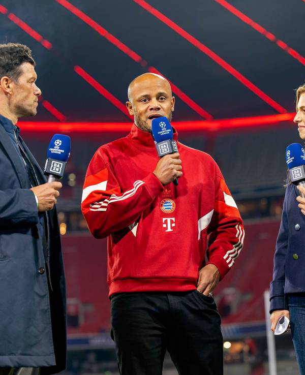 Michael Ballack, Bayern-Coach Vincent Kompany und DAZN-Moderatorin Laura Wontorra im Gespräch