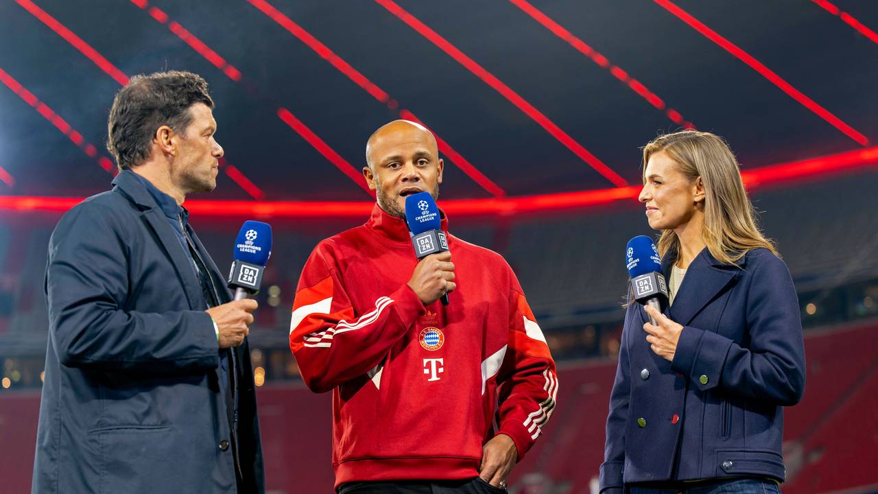 Michael Ballack, Bayern-Coach Vincent Kompany und DAZN-Moderatorin Laura Wontorra im Gespräch