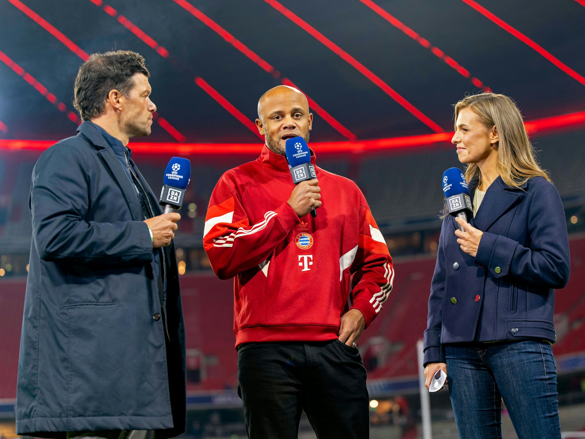 Michael Ballack, Bayern-Coach Vincent Kompany und DAZN-Moderatorin Laura Wontorra im Gespräch