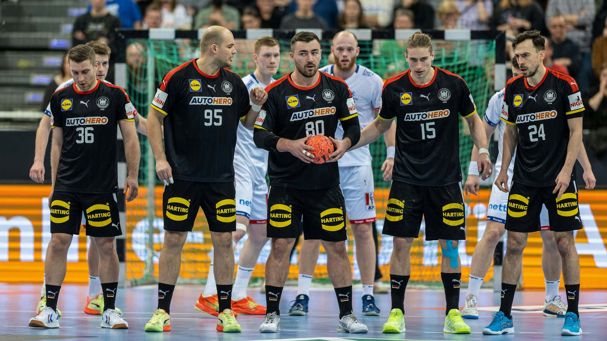 Von links nach rechts: Lukas Mertens, Paul Drux, Jannik Kohlbacher, Juri Knorr und Patrick Groetzki stehen nebeneinander.