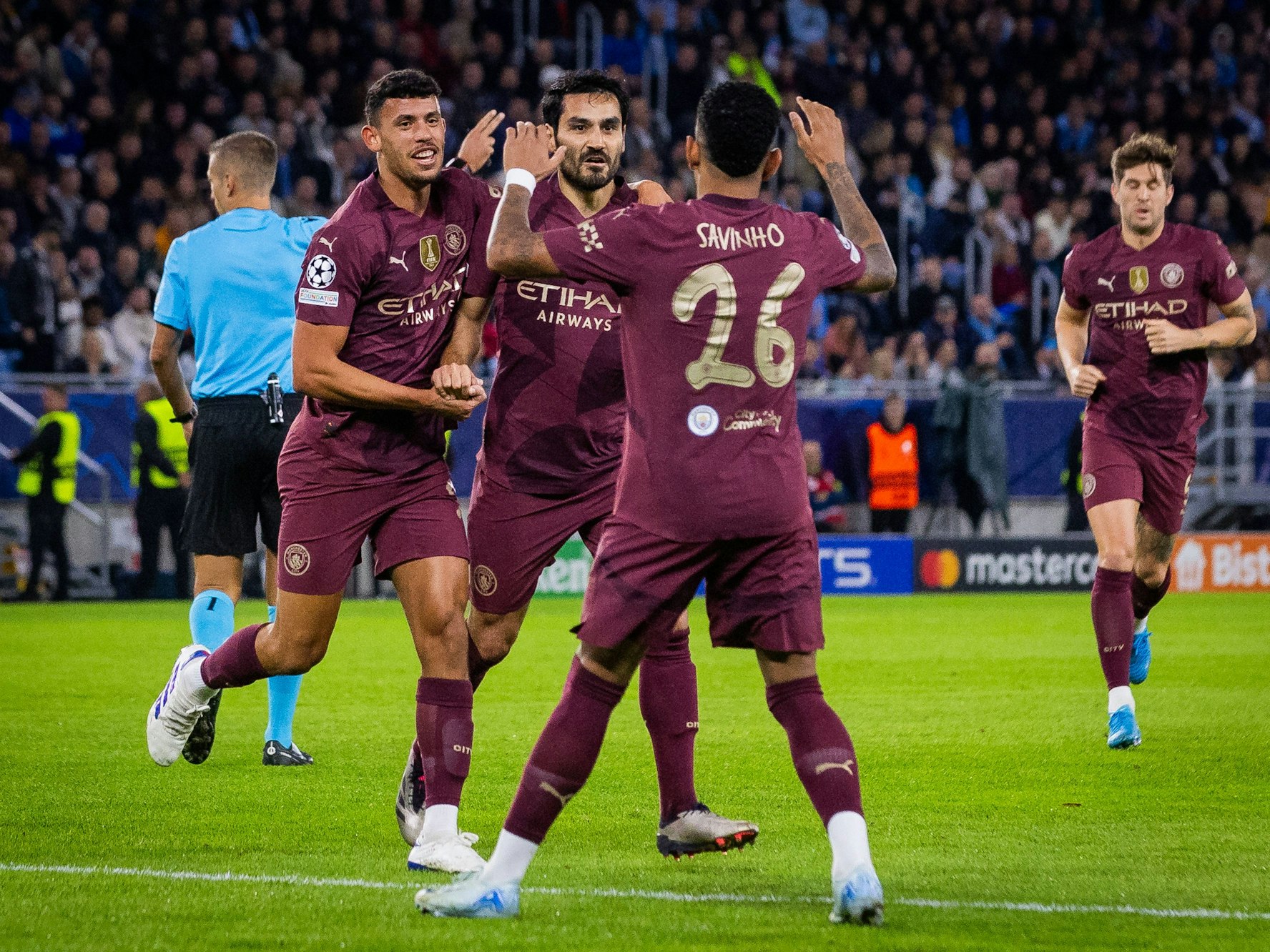 Ilkay Gündogan (l.), Matheus Nunes (M.) und Savinho jubeln gemeinsam.