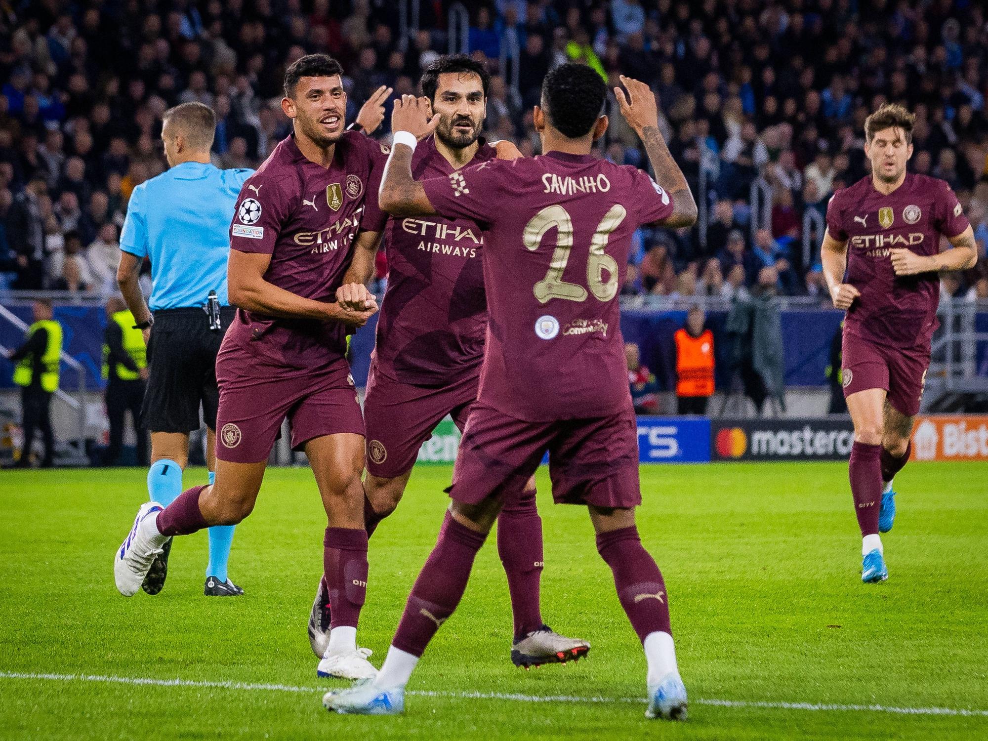 Ilkay Gündogan (l.), Matheus Nunes (M.) und Savinho jubeln gemeinsam.