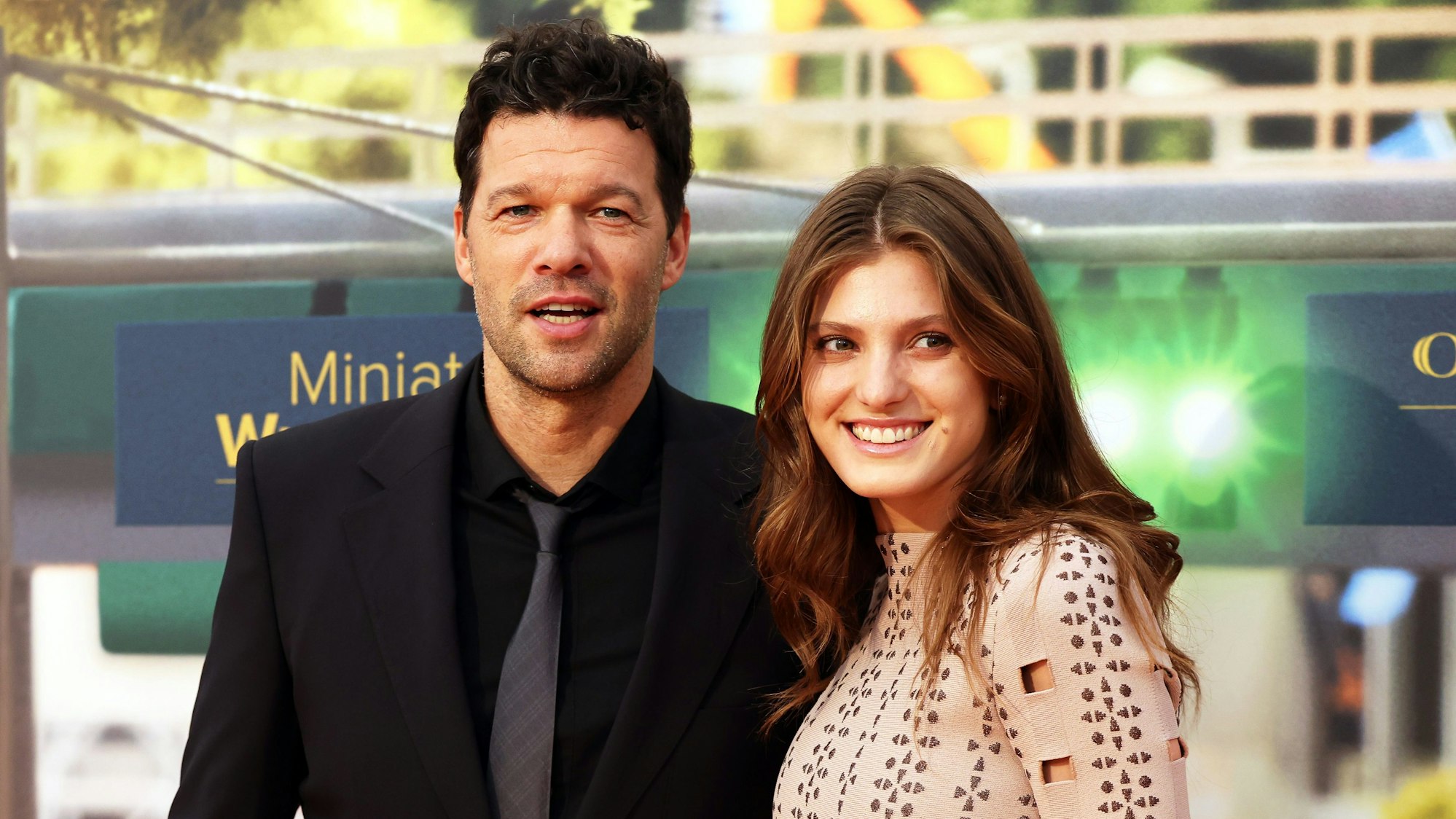 Michael Ballack und seine Freundin Sophia Schneiderhan im April 2024 in Hamburg auf dem Roten Teppich beim Empfang nach der Eröffnung der neuen Monaco-Welt im Miniatur Wunderland.