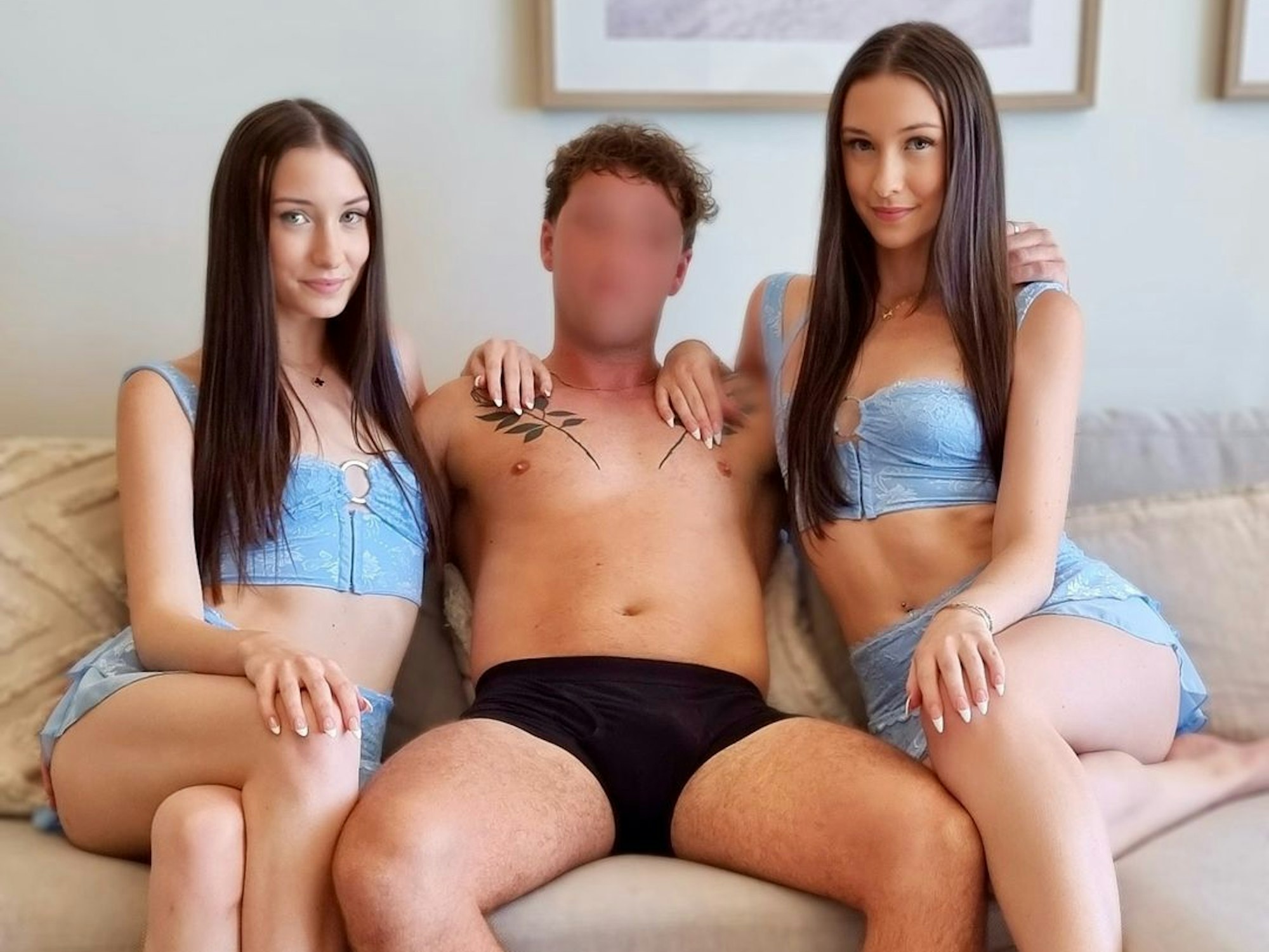 Zwei eineiige Zwillinge erklären, dass sie planen, sich einen Freund zu teilen und in einer Dreier-Beziehung leben zu wollen.