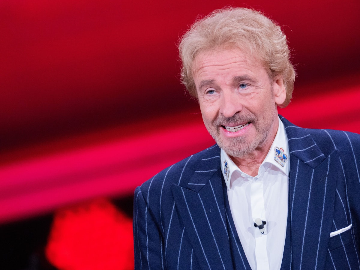 Thomas Gottschalk, Moderator, steht beim RTL-Jahresrückblick "Menschen, Bilder, Emotionen 2022" im Studio.