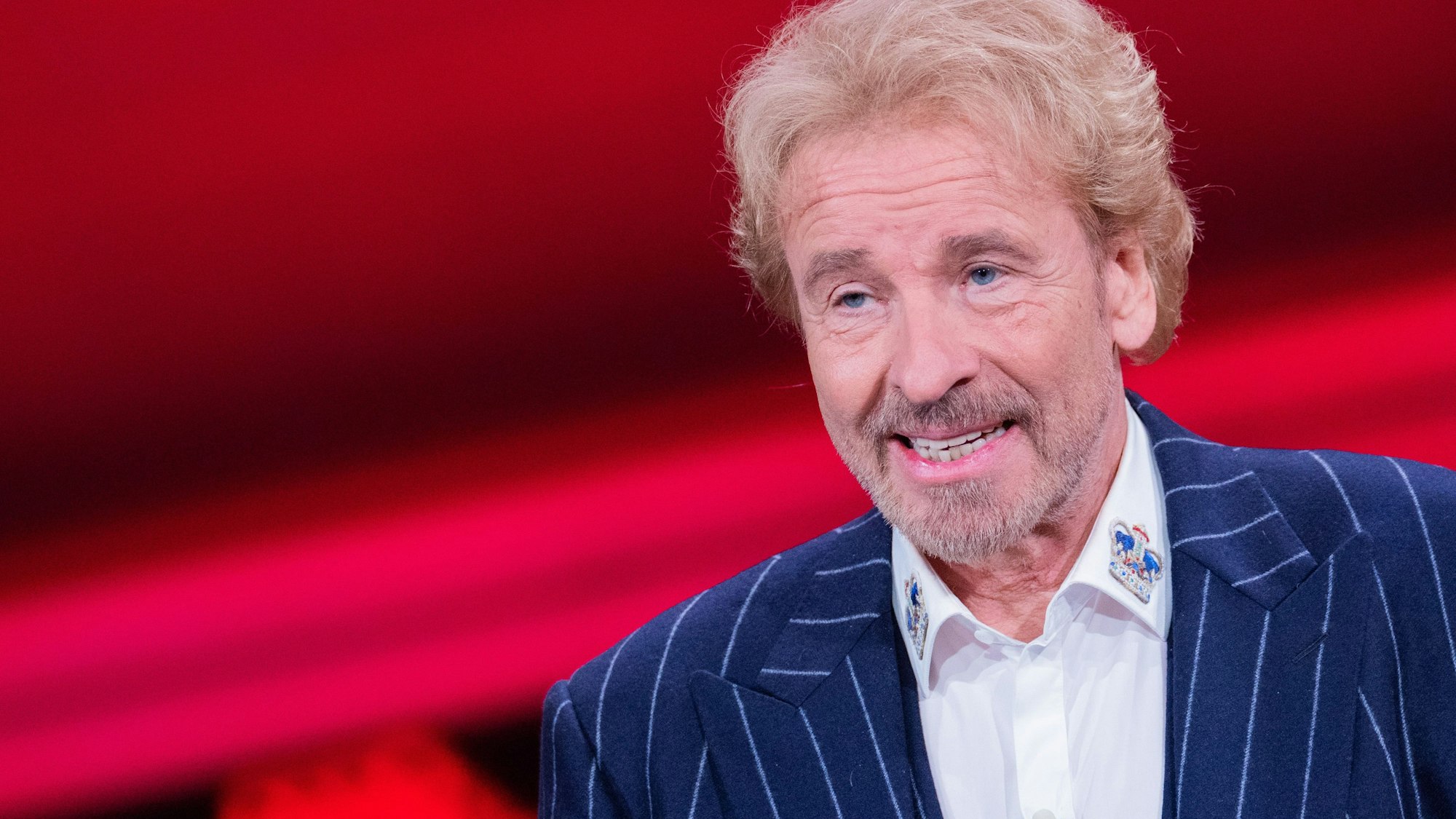Thomas Gottschalk, Moderator, steht beim RTL-Jahresrückblick "Menschen, Bilder, Emotionen 2022" im Studio.