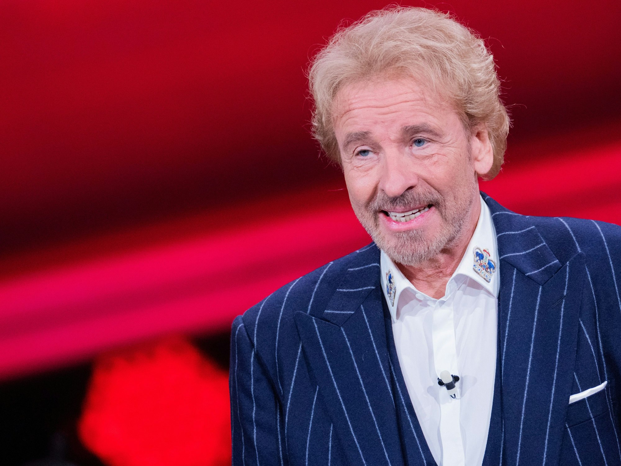 Thomas Gottschalk, Moderator, steht beim RTL-Jahresrückblick "Menschen, Bilder, Emotionen 2022" im Studio.