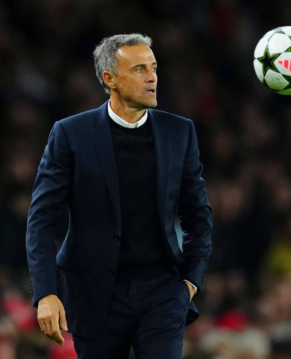 Luis Enrique am Spielfeldrand, neben ihm in der Luft ein Ball.