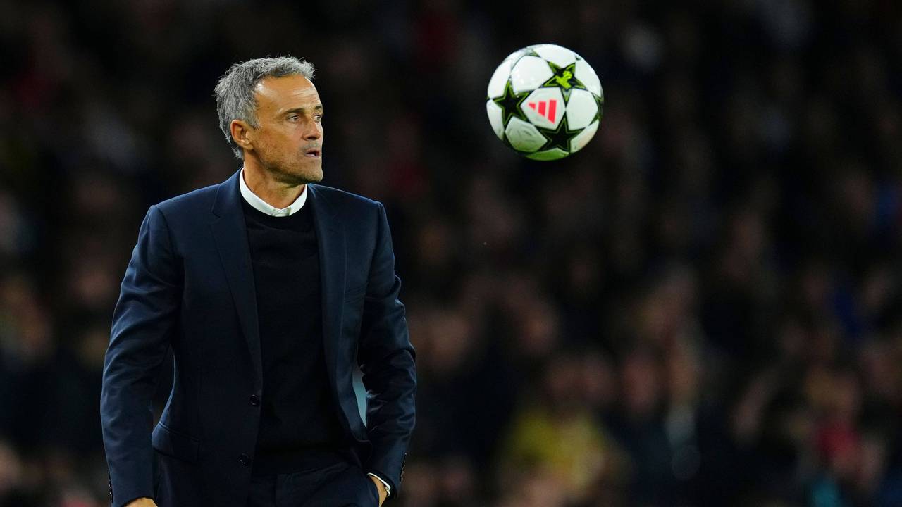 Luis Enrique am Spielfeldrand, neben ihm in der Luft ein Ball.