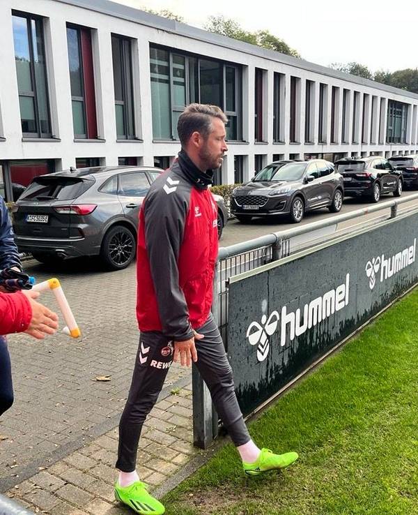 Mark Uth betritt am Mittwoch (2. Oktober 2024) den Trainingsplatz am Geißbockheim.