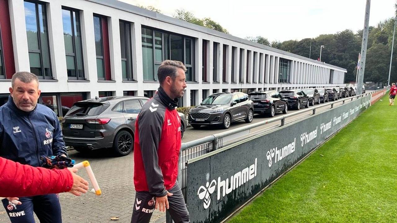 Mark Uth betritt am Mittwoch (2. Oktober 2024) den Trainingsplatz am Geißbockheim.