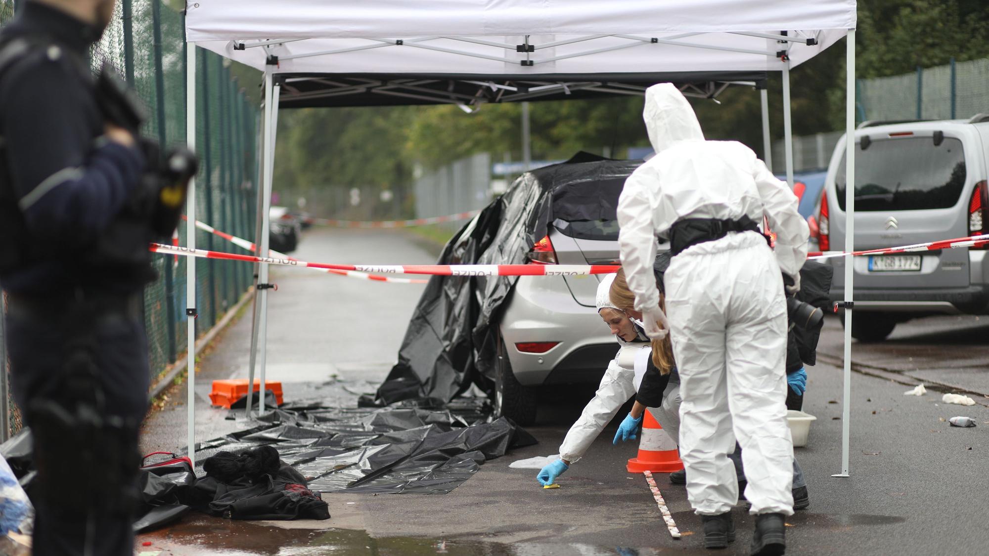 Die Polizei hat den Bereich um ein Auto abgesperrt, zwei Einsatzkräfte der Spurensicherung sind vor Ort.