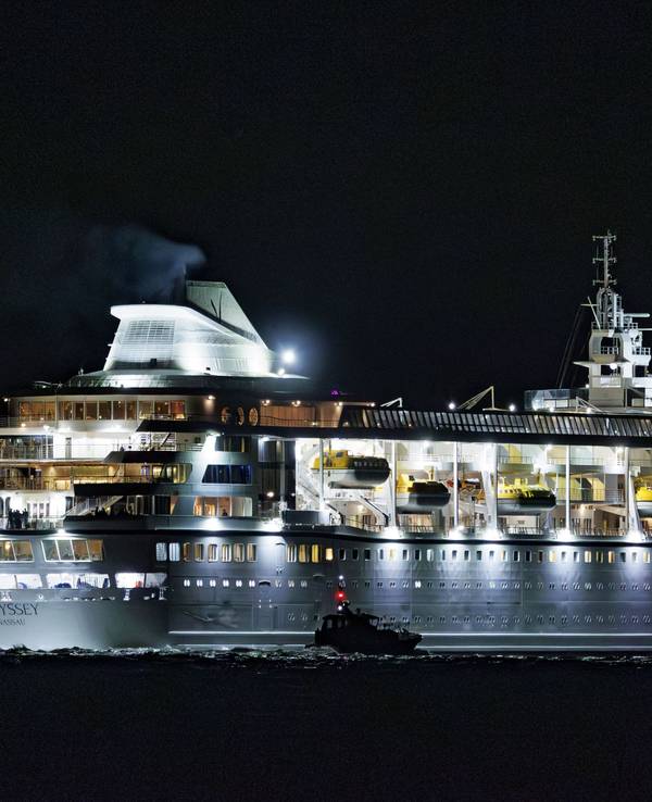 Das Kreuzfahrtschiff „Villa Vie Odyssey“ verlässt den Hafen von Belfast.