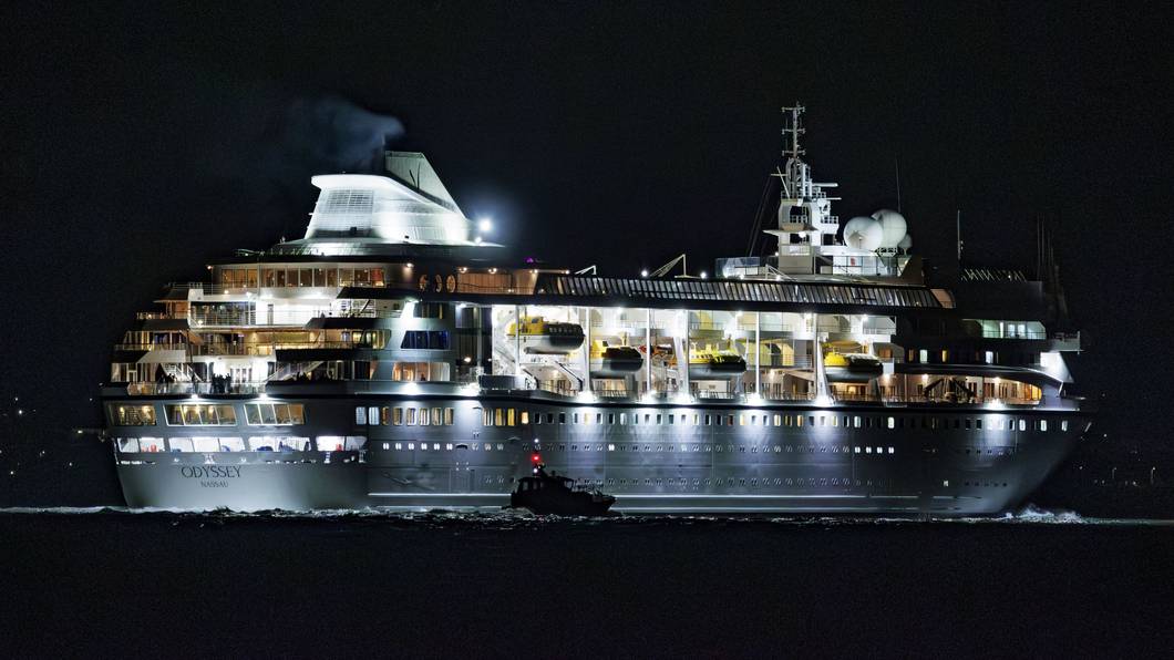 Das Kreuzfahrtschiff „Villa Vie Odyssey“ verlässt den Hafen von Belfast.