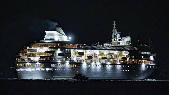 Das Kreuzfahrtschiff „Villa Vie Odyssey“ verlässt den Hafen von Belfast.