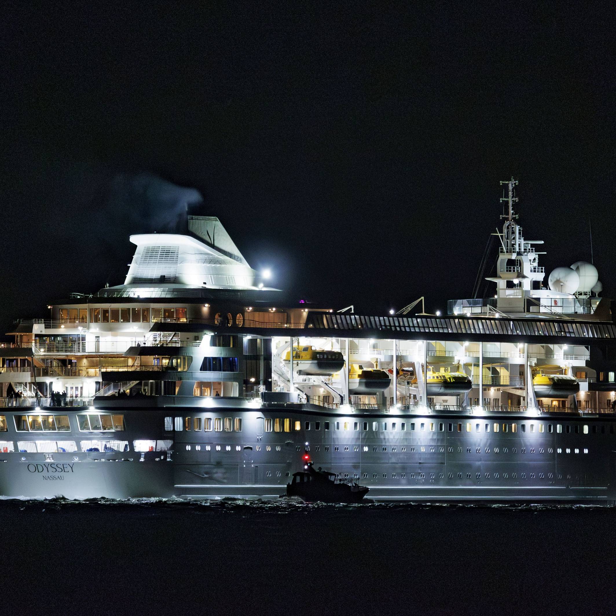 Das Kreuzfahrtschiff „Villa Vie Odyssey“ verlässt den Hafen von Belfast.