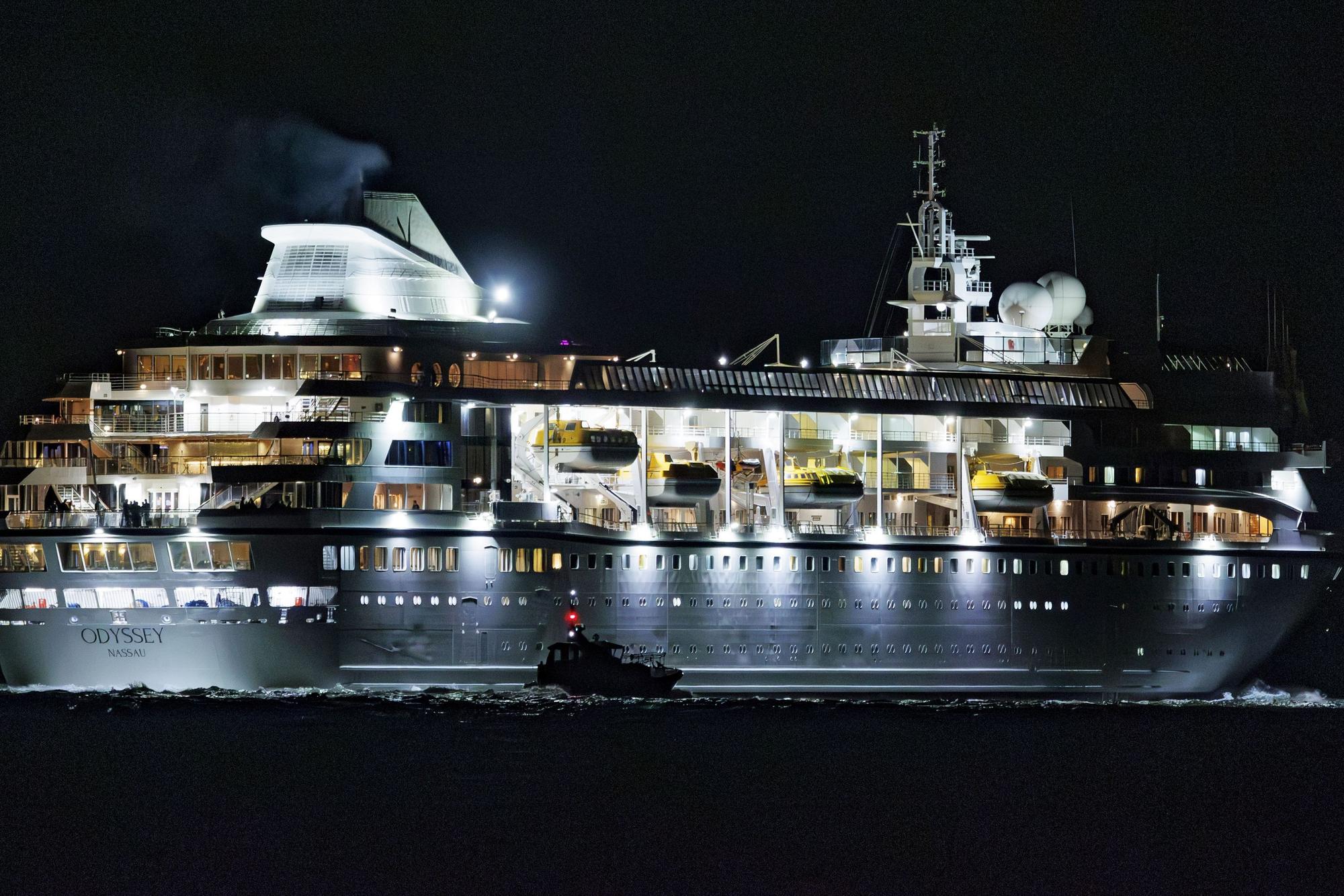 Das Kreuzfahrtschiff „Villa Vie Odyssey“ verlässt den Hafen von Belfast.