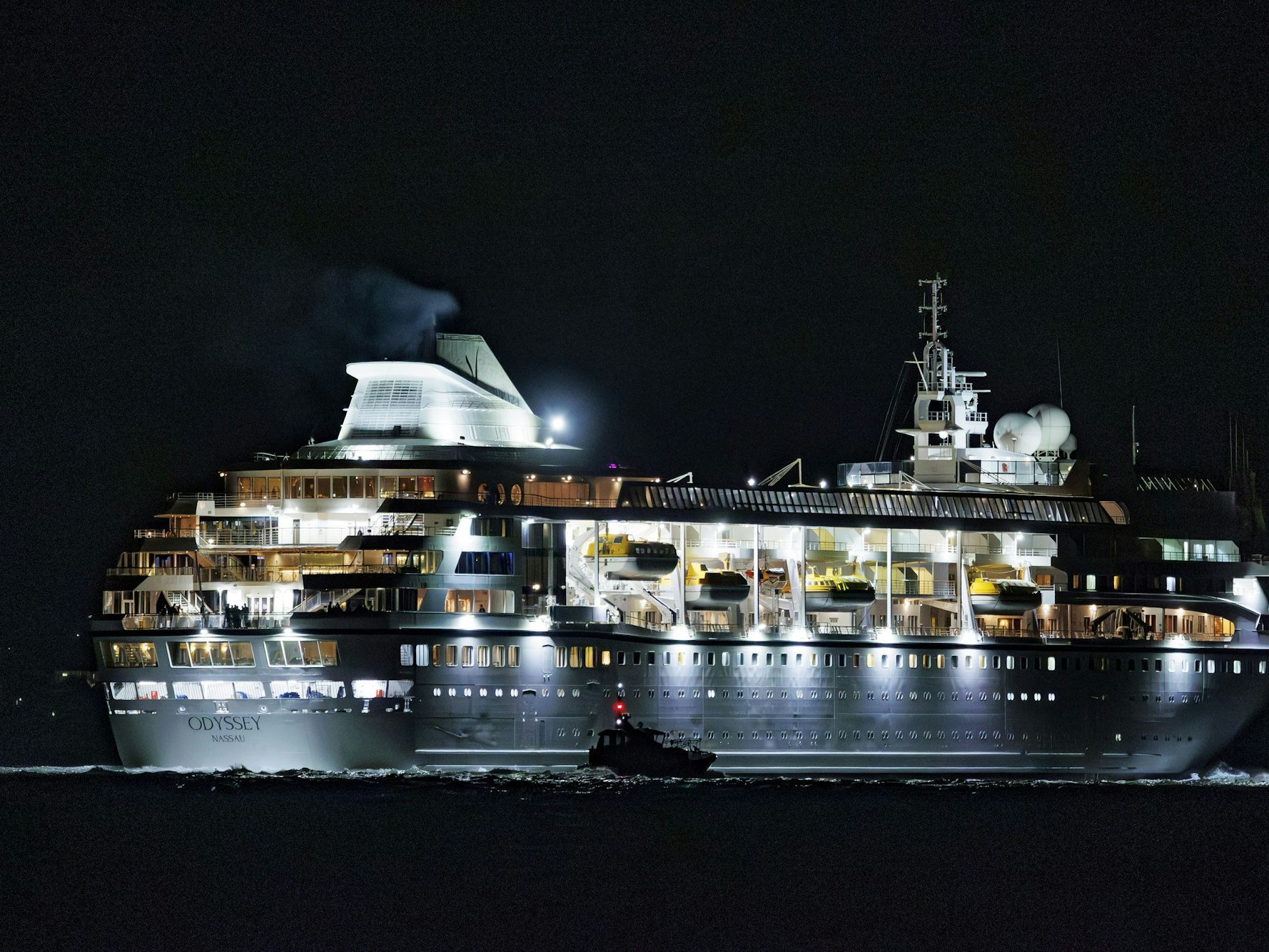 Das Kreuzfahrtschiff „Villa Vie Odyssey“ verlässt den Hafen von Belfast, nachdem das Luxuskreuzfahrtschiff wegen unerwarteter Reparaturarbeiten vier Monate lang in Belfast festsaß.