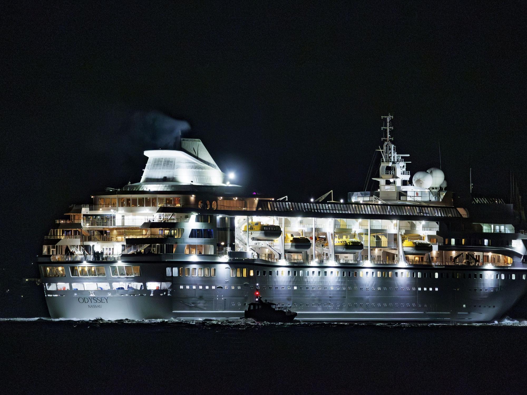 Das Kreuzfahrtschiff „Villa Vie Odyssey“ verlässt den Hafen von Belfast, nachdem das Luxuskreuzfahrtschiff wegen unerwarteter Reparaturarbeiten vier Monate lang in Belfast festsaß.