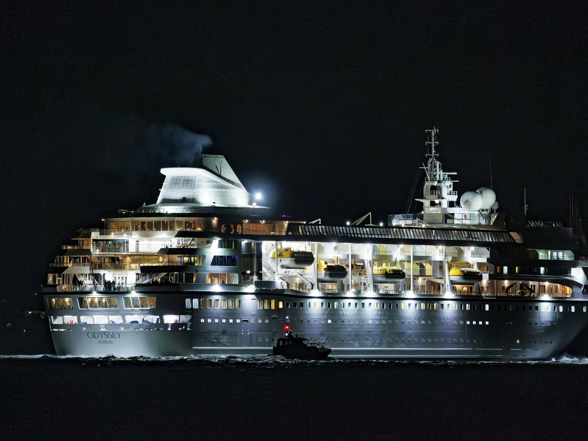 Das Kreuzfahrtschiff „Villa Vie Odyssey“ verlässt den Hafen von Belfast, nachdem das Luxuskreuzfahrtschiff wegen unerwarteter Reparaturarbeiten vier Monate lang in Belfast festsaß.