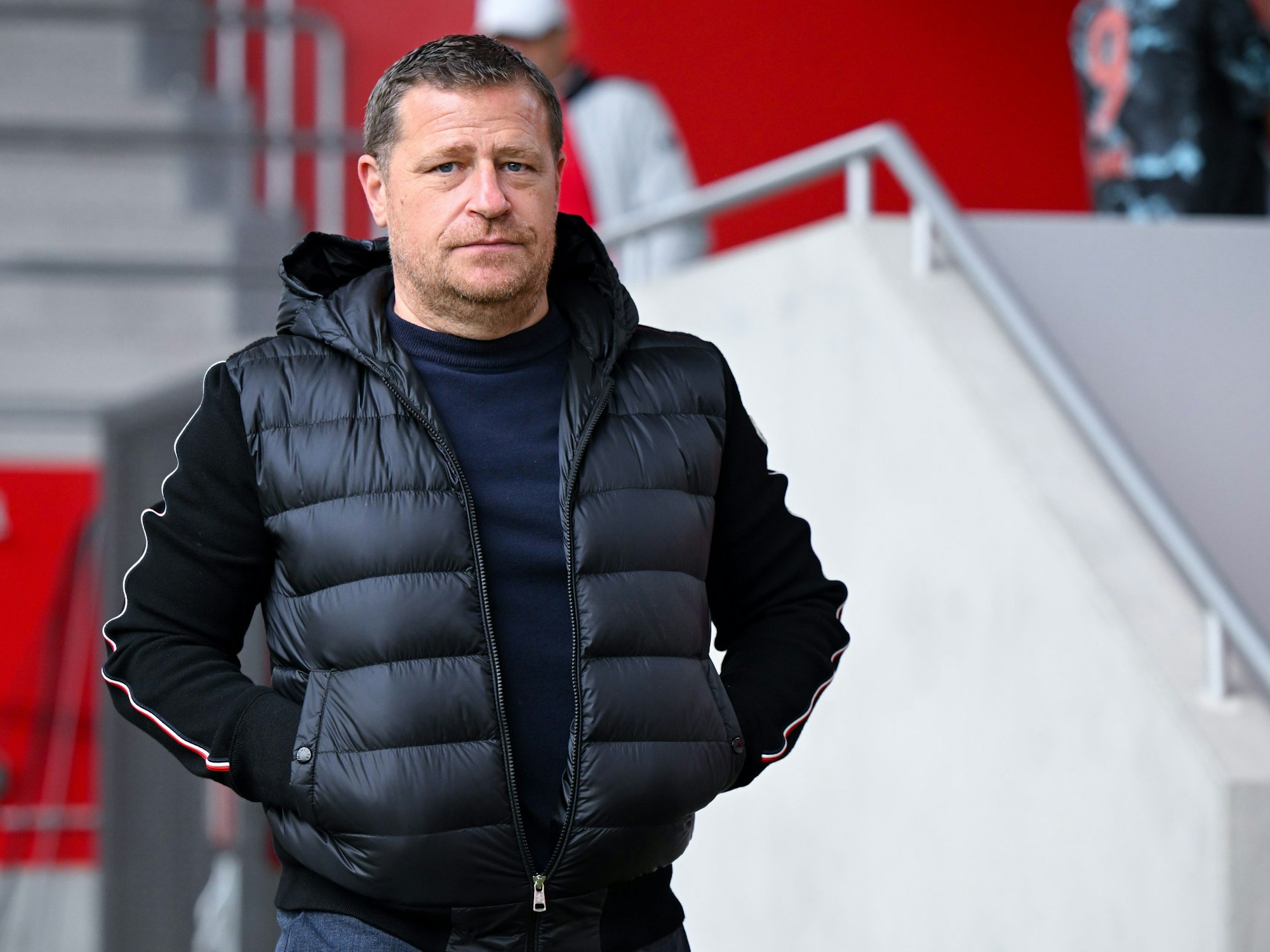 Max Eberl, Sportvorstand des FC Bayern München, kommt vor dem Spiel in das Stadion.
