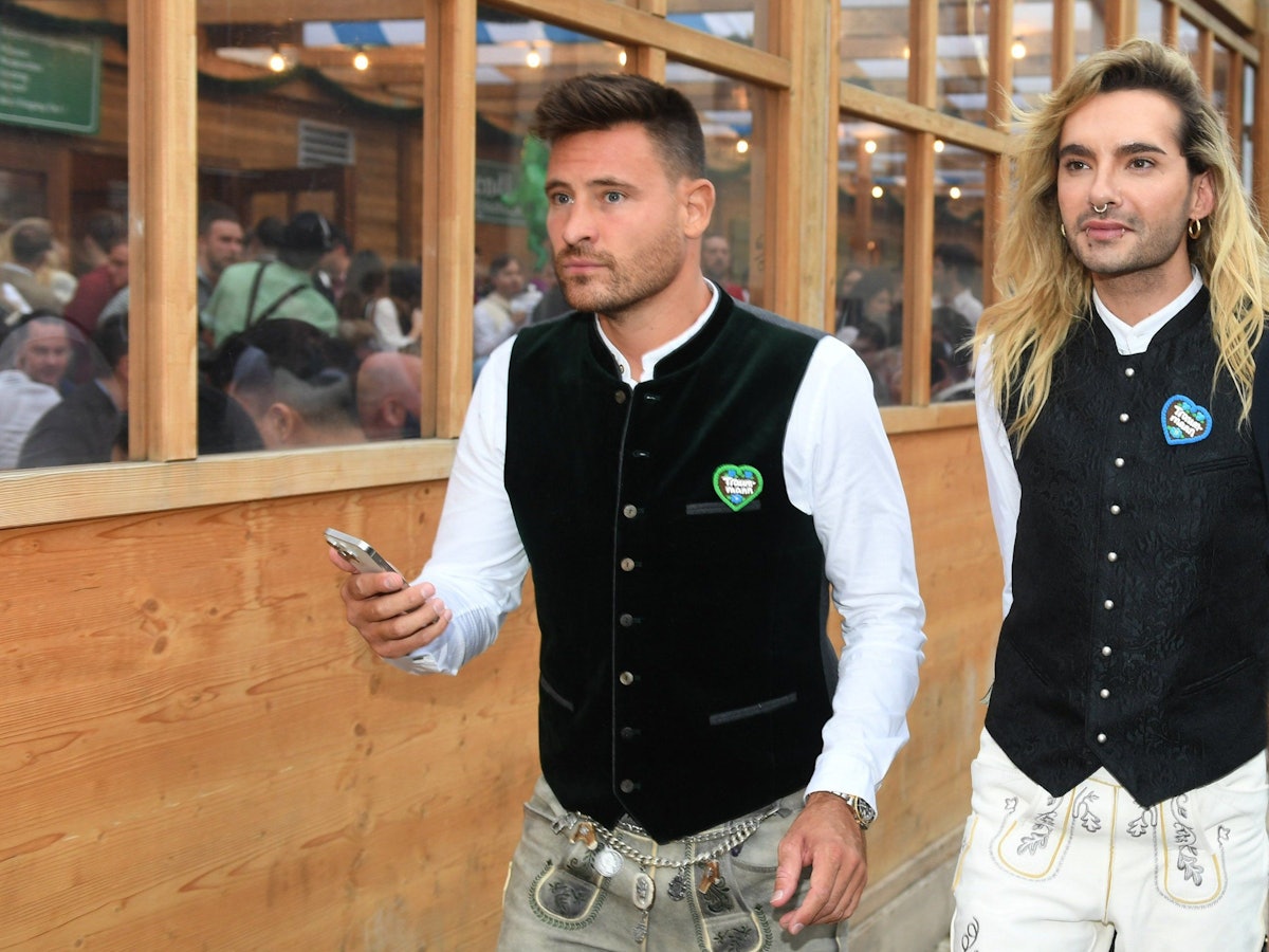 Bill Kaulitz und Marc Eggers verlassen das Schützenzelt auf der Wiesn.