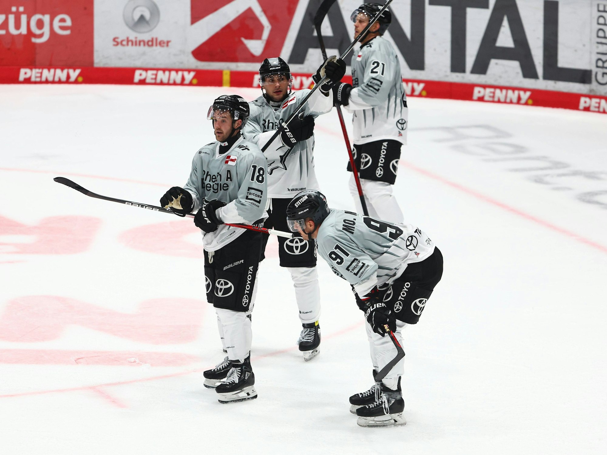 Die Haie-Profis stehen enttäuscht auf dem Eis.