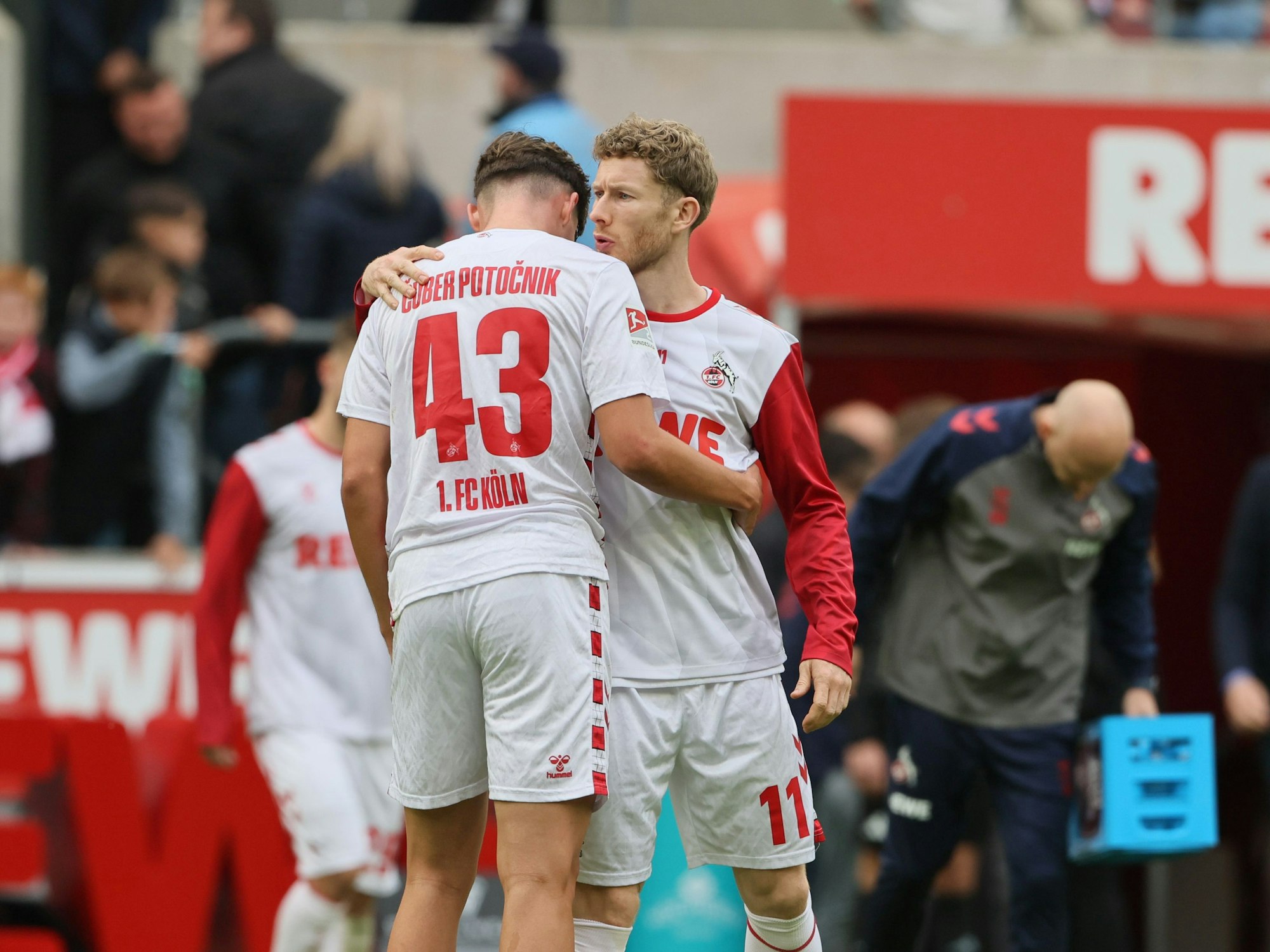 Jaka Cuber Potocnik und Florian Kainz nach dem Spiel gegen den KSC.