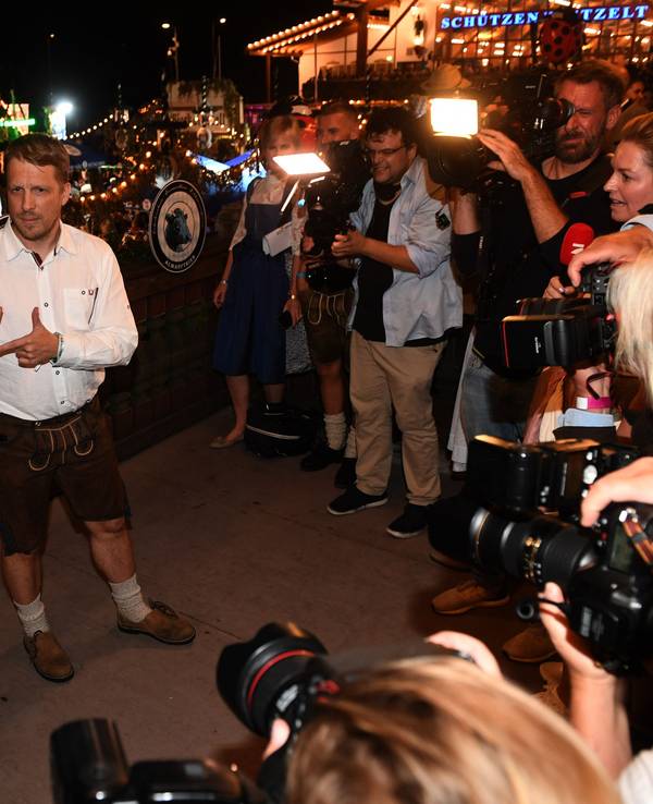 Der Comedian Oliver Pocher wird auf dem Balkon des Käferzelts beim Almauftrieb auf der Wiesn gefilmt und fotografiert.