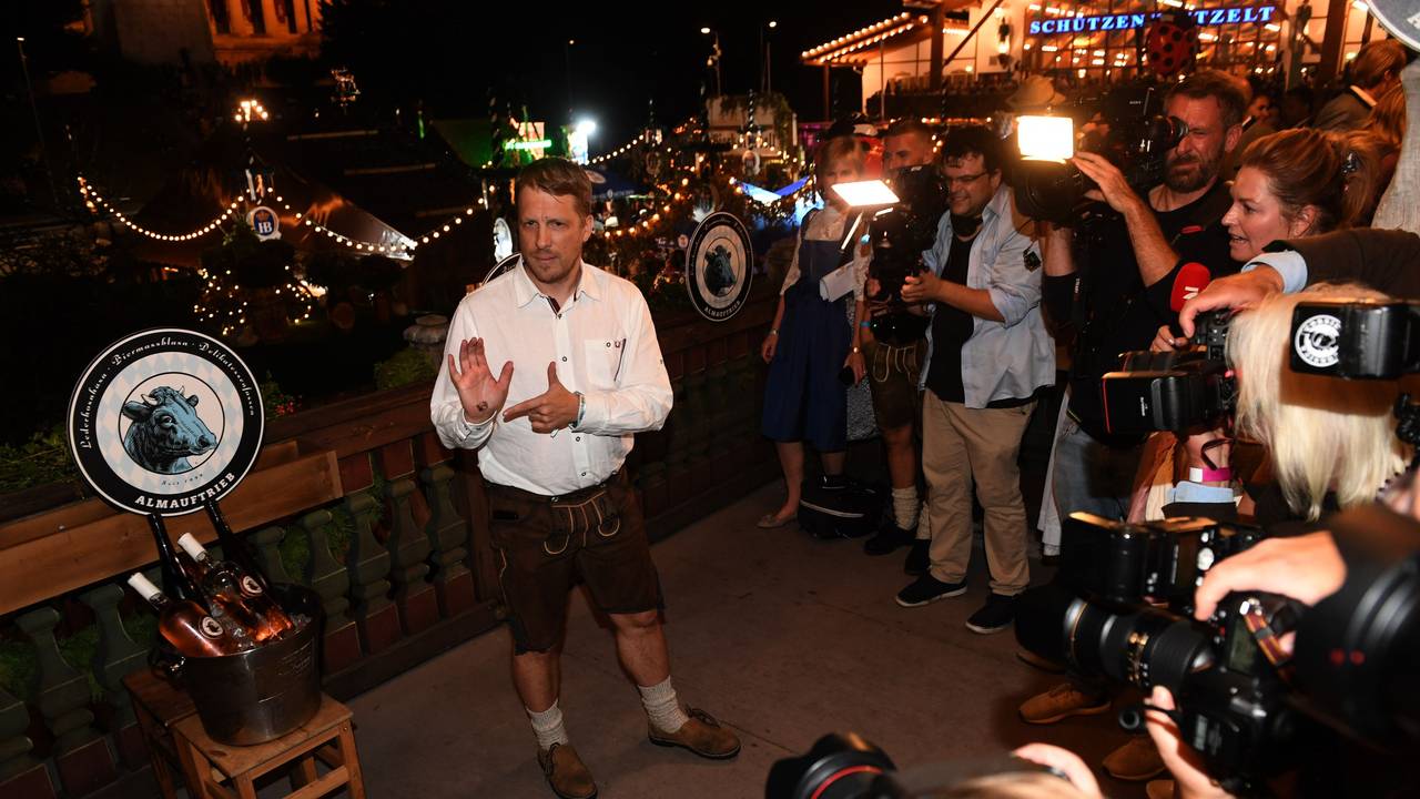 Der Comedian Oliver Pocher wird auf dem Balkon des Käferzelts beim Almauftrieb auf der Wiesn gefilmt und fotografiert.