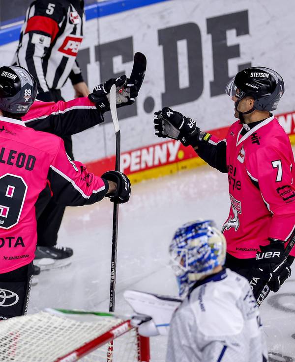 Die Spieler der Kölner Haie bejubeln das 2:0 von Louis-Marc Aubry gegen die Straubing Tigers.