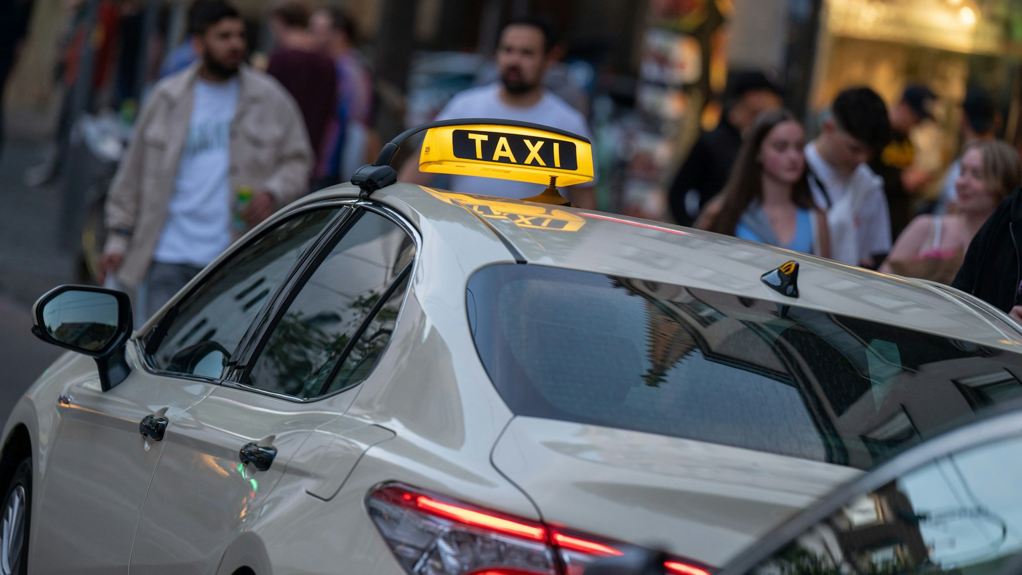 Taxis warten in der Zülpicher Straße.