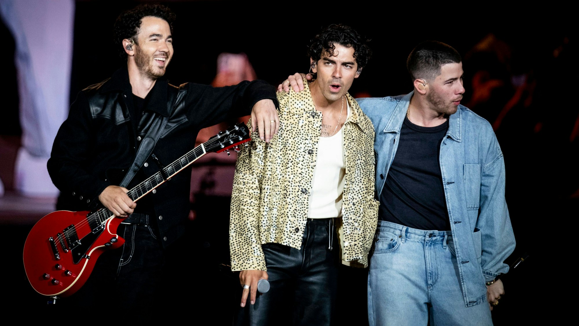 Die Jonas Brothers bei einem Konzert auf der Bühne.