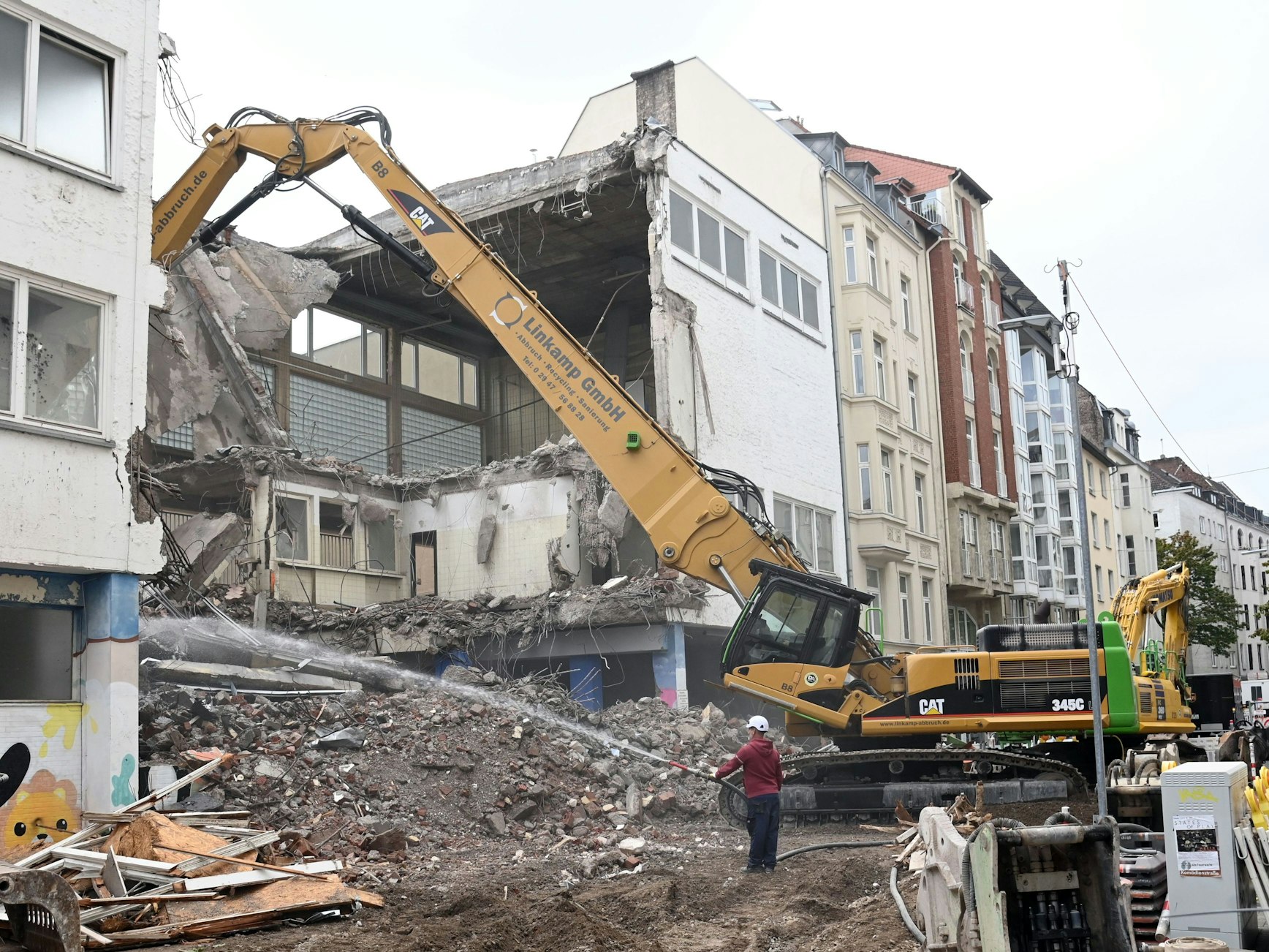 Die früheren Gebäude der GGS Gemeinschaftsgrundschule Antwerpener Straße werden abgerissen.