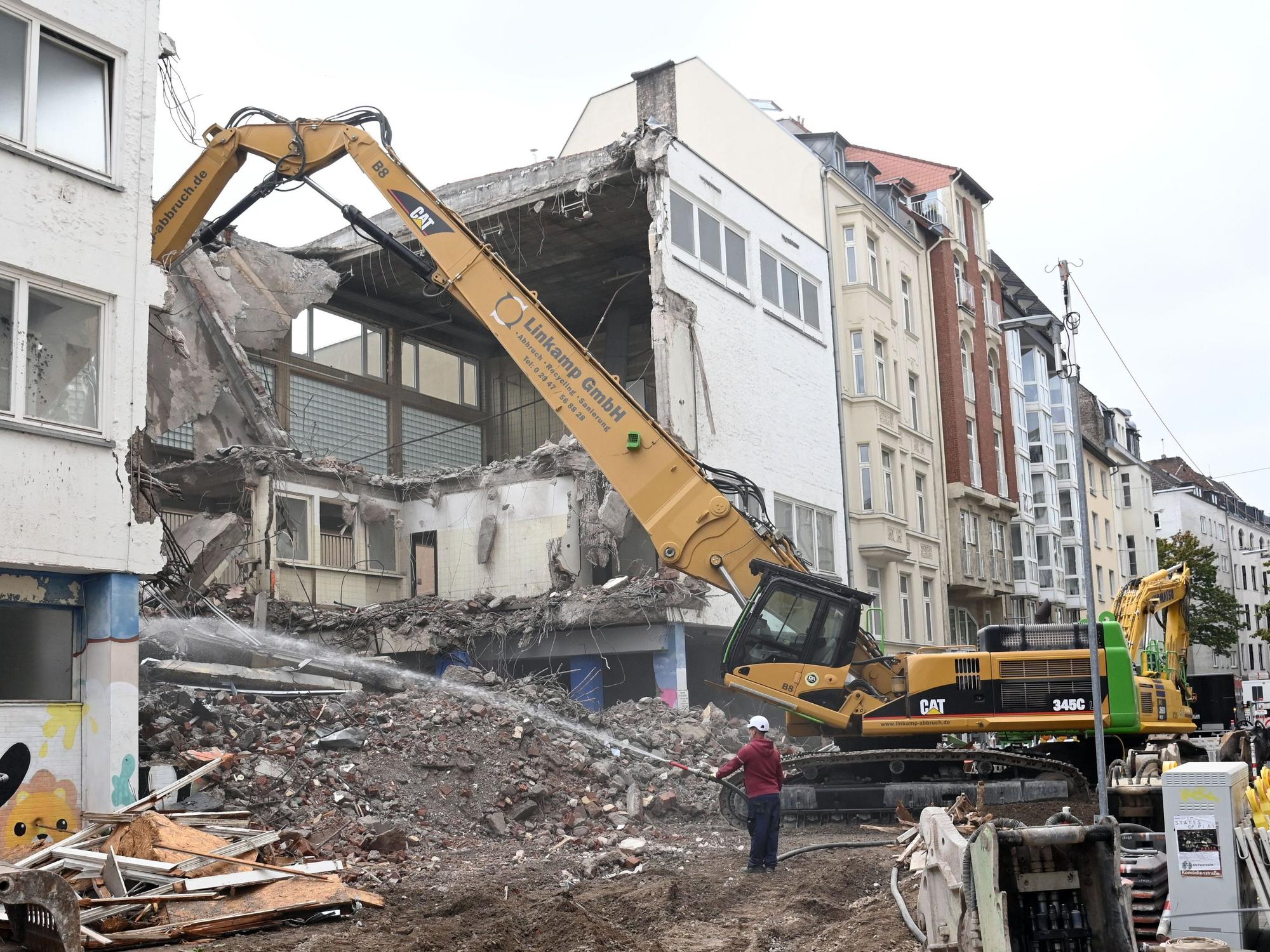 Die früheren Gebäude der GGS Gemeinschaftsgrundschule Antwerpener Straße werden abgerissen.