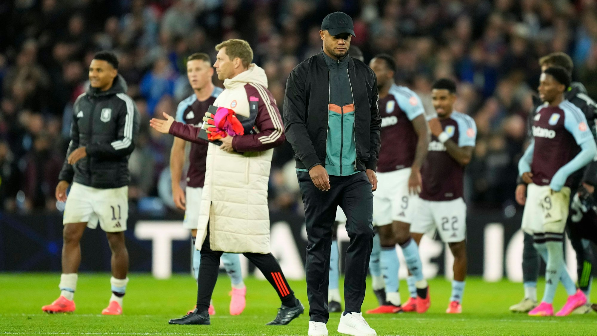 Vincent Kompany verlässt mit tief ins Gesicht gezogener Kappe das Spielfeld.