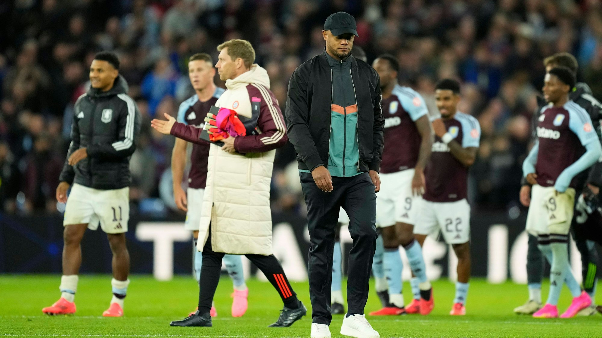 Vincent Kompany verlässt mit tief ins Gesicht gezogener Kappe das Spielfeld.