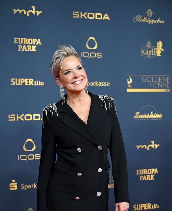 Moderatorin Inka Bause kommt zu der Verleihung des Medienpreises „Goldene Henne“ in Leipzig.