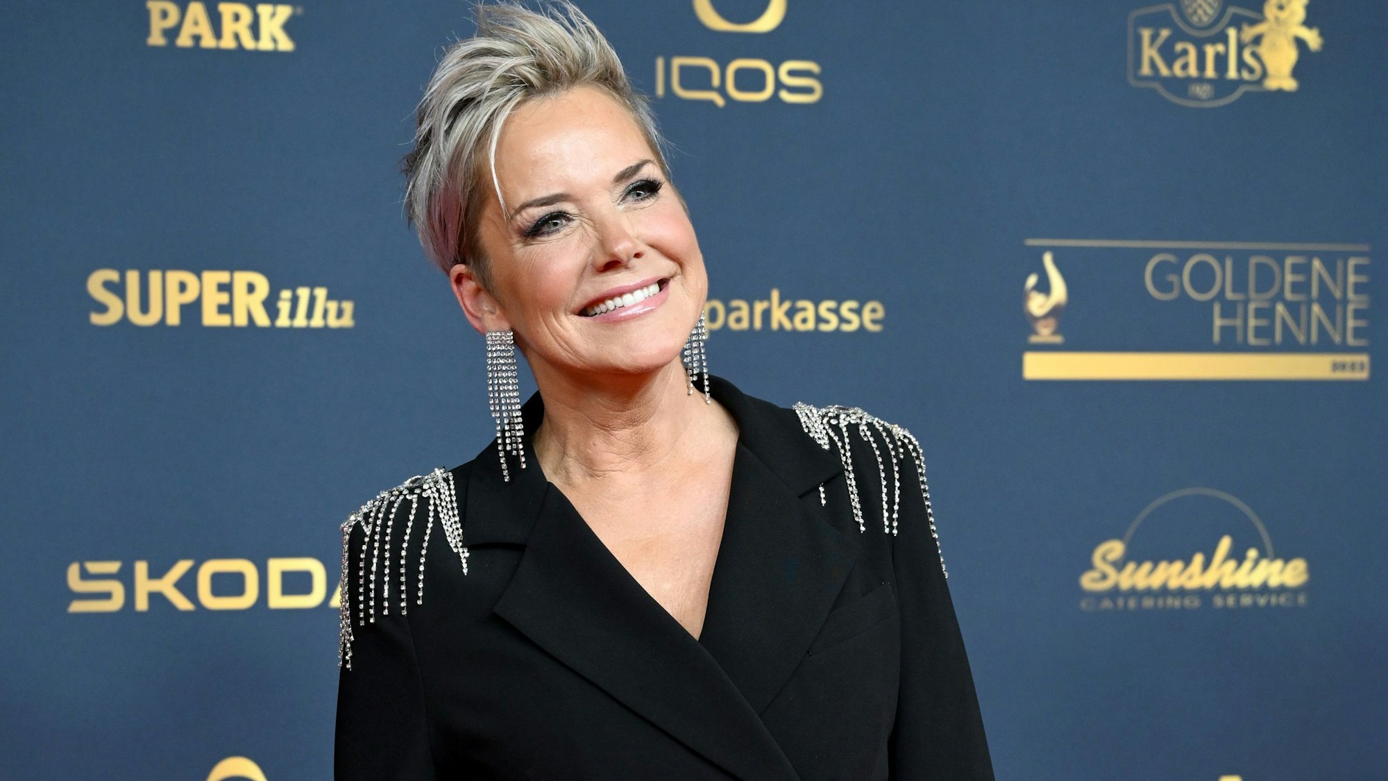 Moderatorin Inka Bause kommt zu der Verleihung des Medienpreises „Goldene Henne“ in Leipzig.