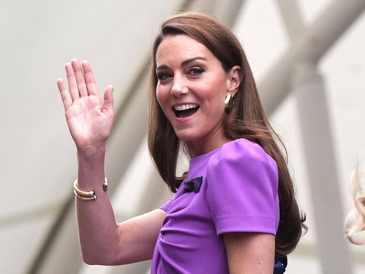 Kate, Princess of Wales, winkt auf dem Weg zum Center Court vor dem Endspiel.