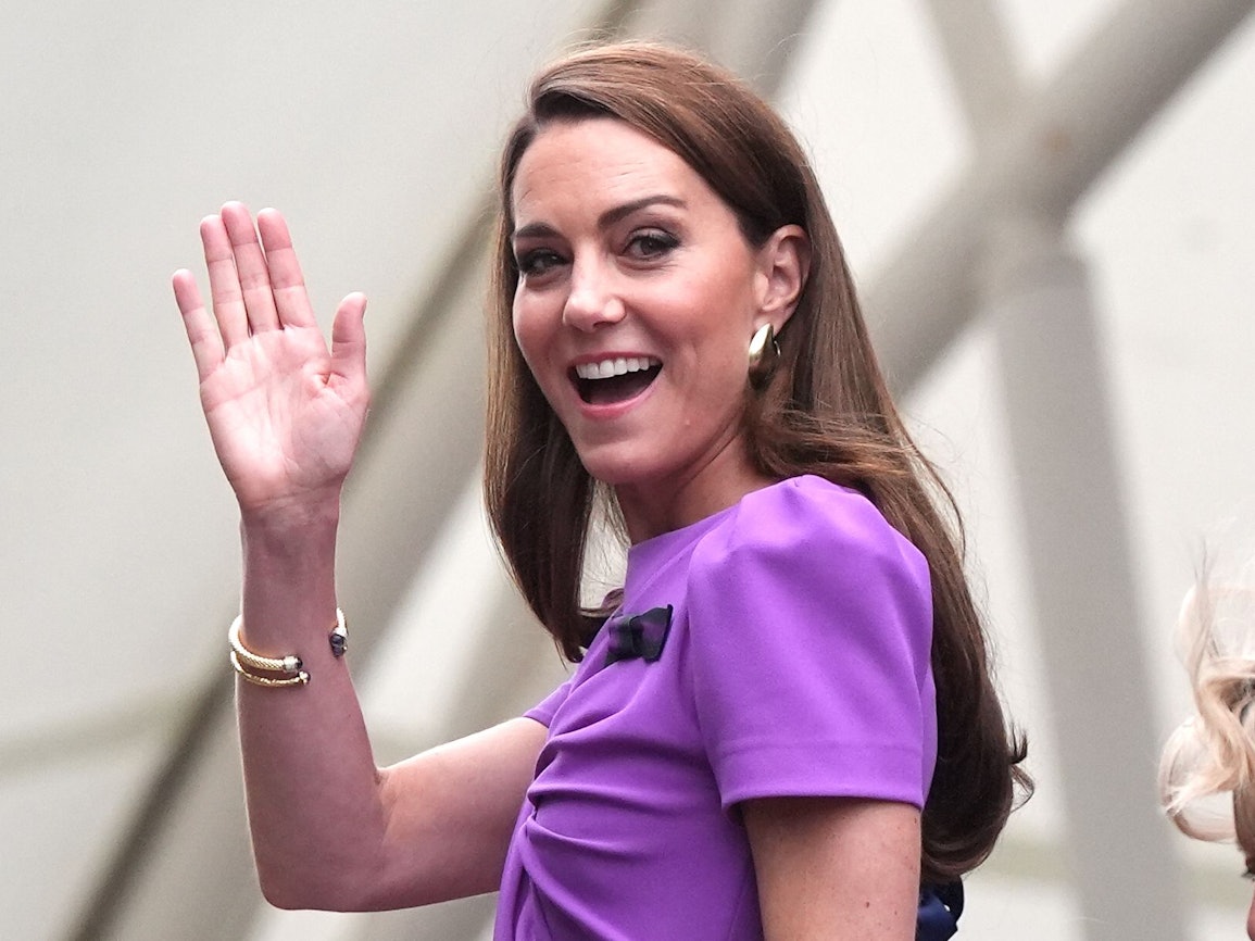 Kate, Princess of Wales, winkt auf dem Weg zum Center Court vor dem Endspiel.