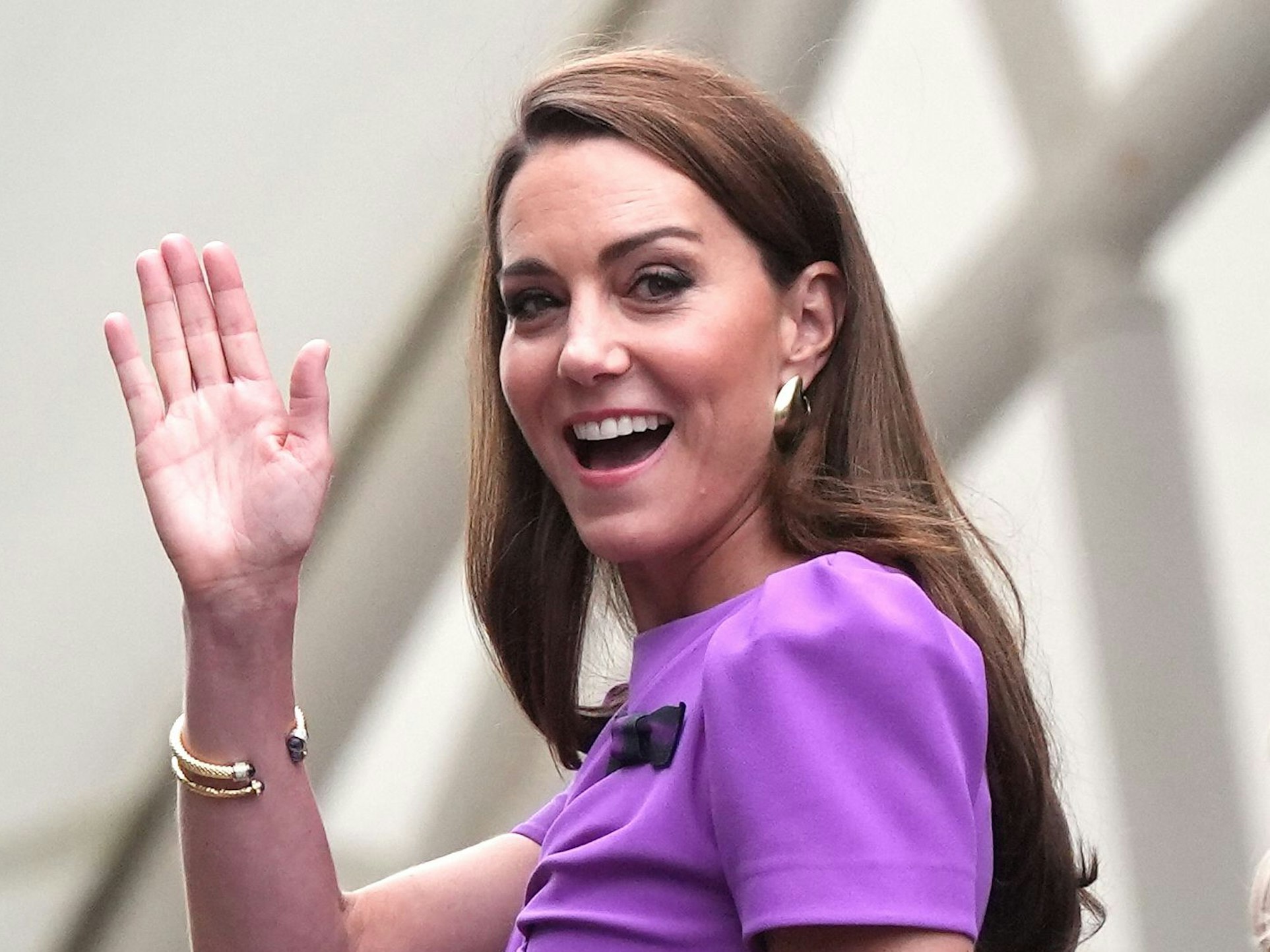 Kate, Princess of Wales, winkt auf dem Weg zum Center Court vor dem Endspiel.
