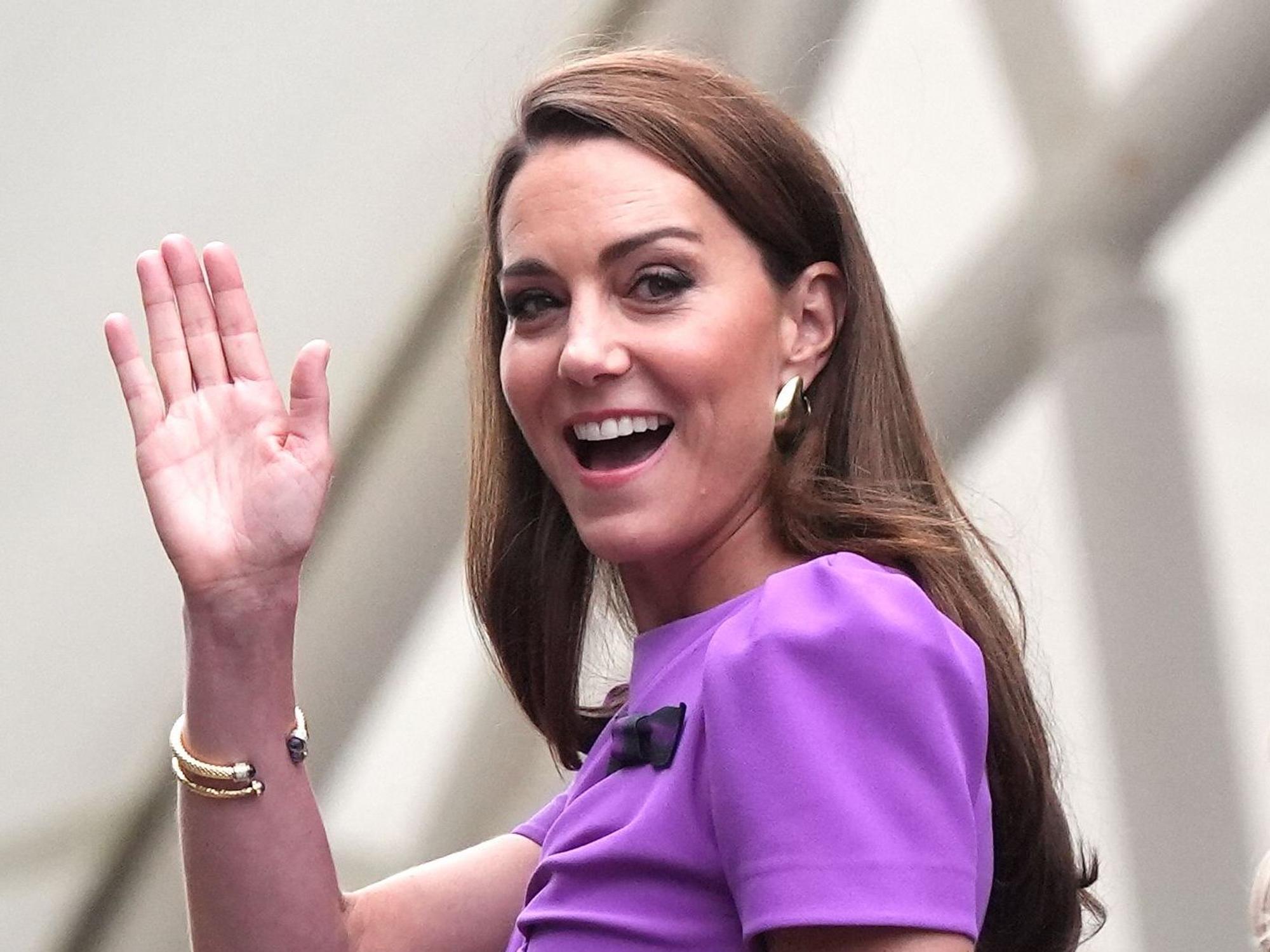 Kate, Princess of Wales, winkt auf dem Weg zum Center Court vor dem Endspiel.