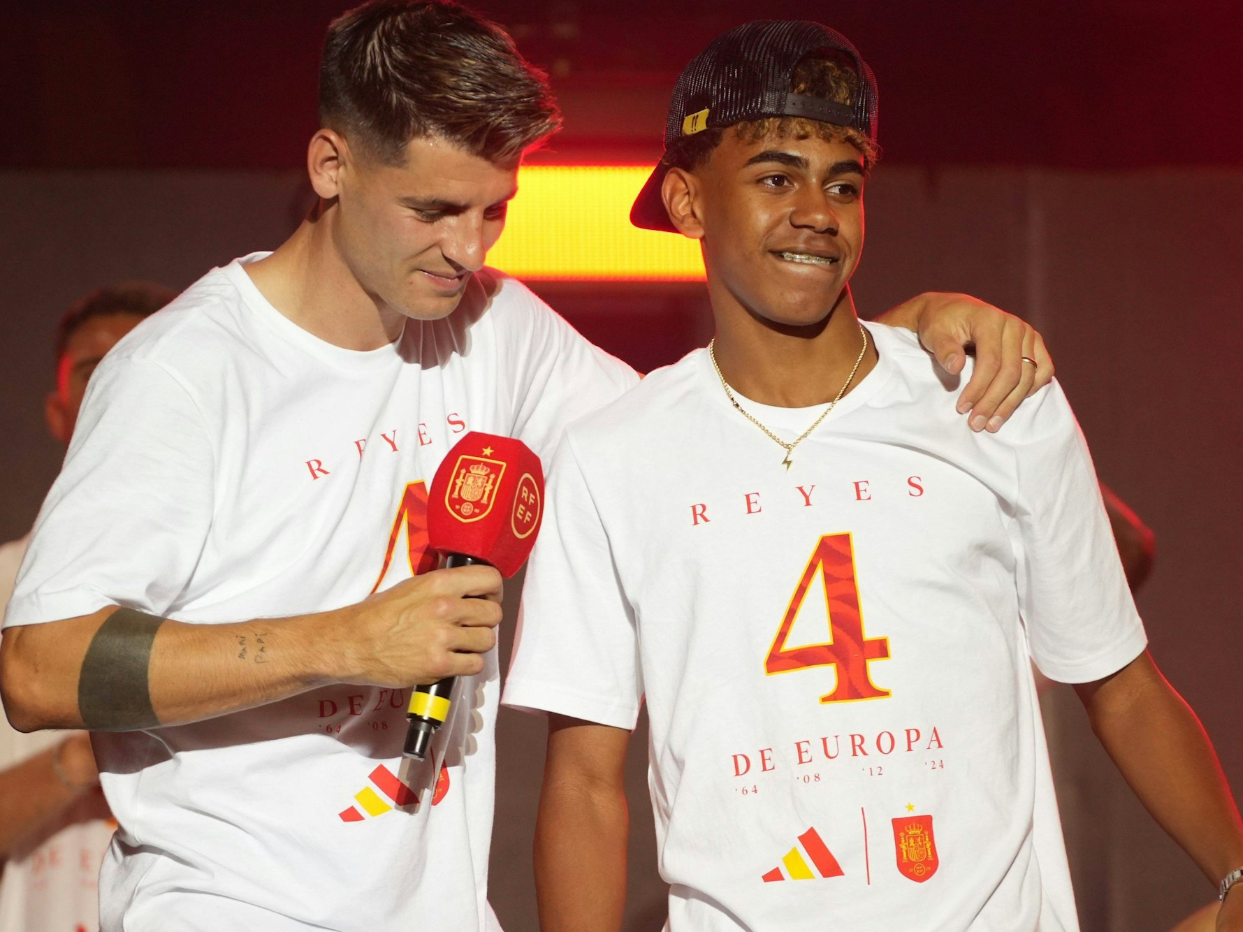 Álvaro Morata mit dem spanischen Mega-Talent Lamine Yamal bei der Feier zum Gewinn der Europameisterschaft.