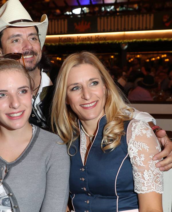 Stefanie Hertel (rechts) mit Ehemann Lanny Lanner und Tochter Johanna. Schon 2018 besuchte die Familie gemeinsam das Oktoberfest. Auch damals war die Ähnlichkeit zwischen Mutter und Tochter nicht zu übersehen.