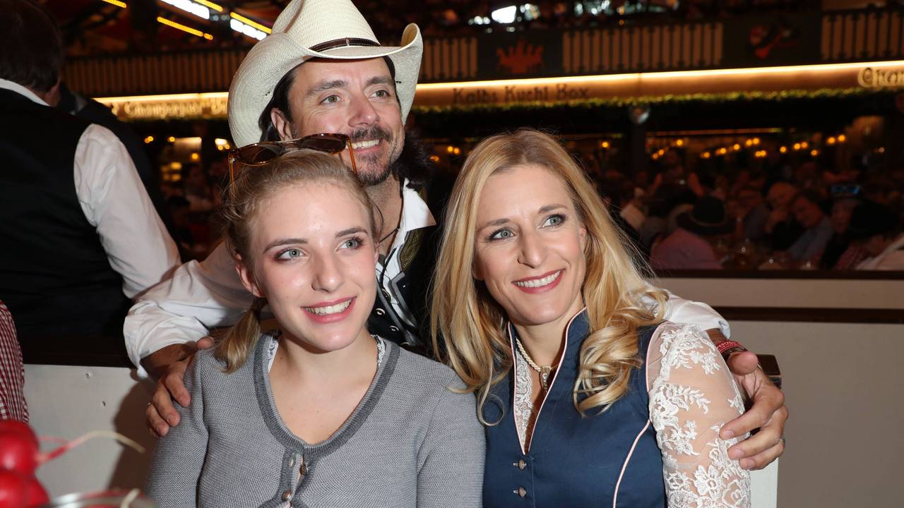 Stefanie Hertel (rechts) mit Ehemann Lanny Lanner und Tochter Johanna. Schon 2018 besuchte die Familie gemeinsam das Oktoberfest. Auch damals war die Ähnlichkeit zwischen Mutter und Tochter nicht zu übersehen.