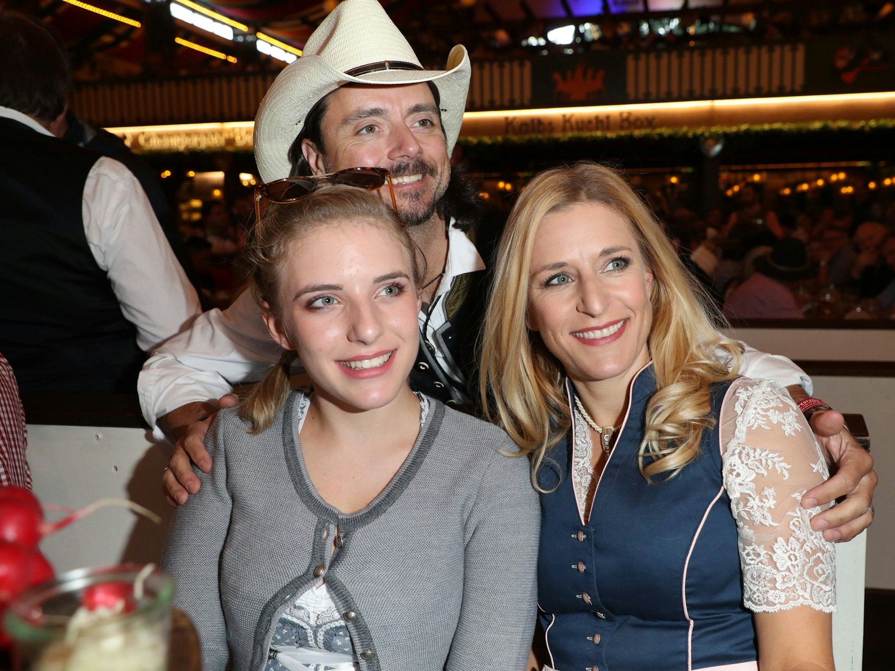 Stefanie Hertel (rechts) mit Ehemann Lanny Lanner und Tochter Johanna. Schon 2018 besuchte die Familie gemeinsam das Oktoberfest. Auch damals war die Ähnlichkeit zwischen Mutter und Tochter nicht zu übersehen.