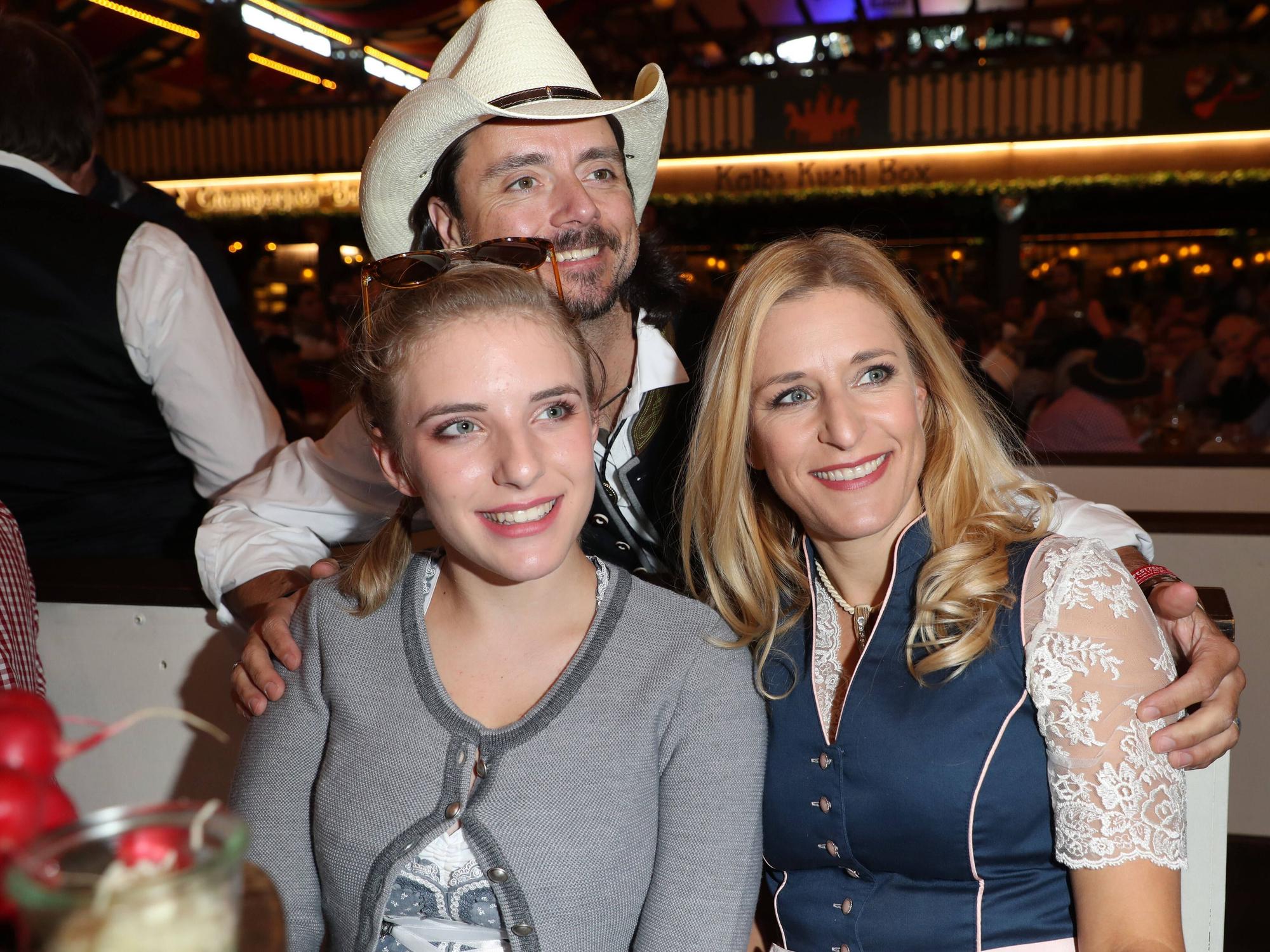 Stefanie Hertel (rechts) mit Ehemann Lanny Lanner und Tochter Johanna. Schon 2018 besuchte die Familie gemeinsam das Oktoberfest. Auch damals war die Ähnlichkeit zwischen Mutter und Tochter nicht zu übersehen.