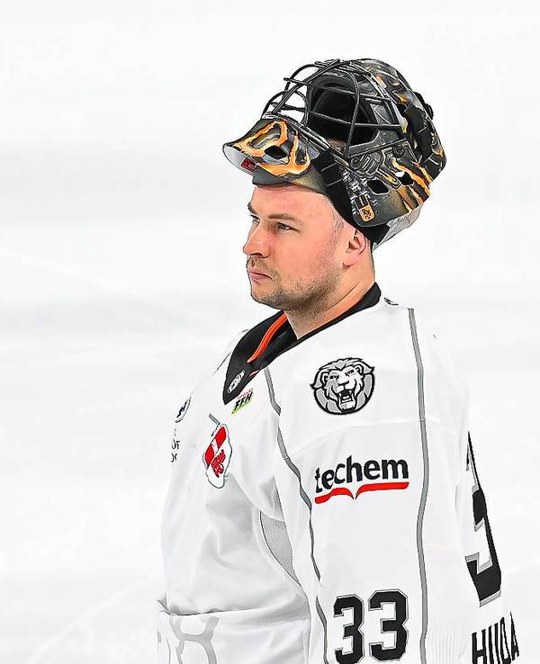 Julius Hudacek steht auf dem Eis.