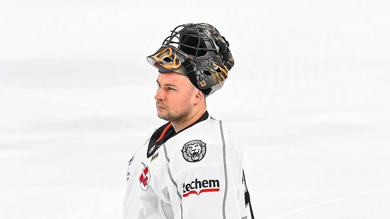 Julius Hudacek steht auf dem Eis.